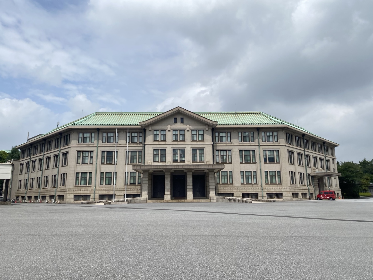 皇居内にある宮内庁庁舎の外観