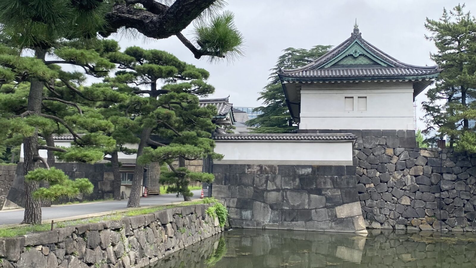 皇居一般参観の終盤に見えた城郭と堀の風景