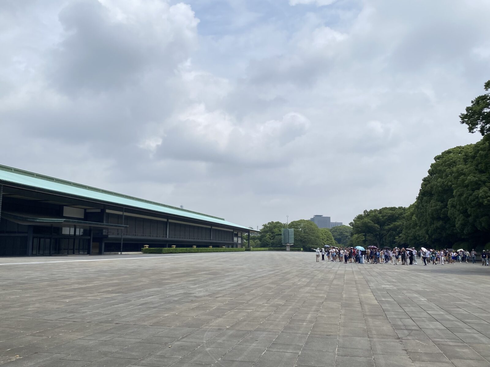 皇居一般参観で訪れた宮殿東庭と長和殿、松の塔
