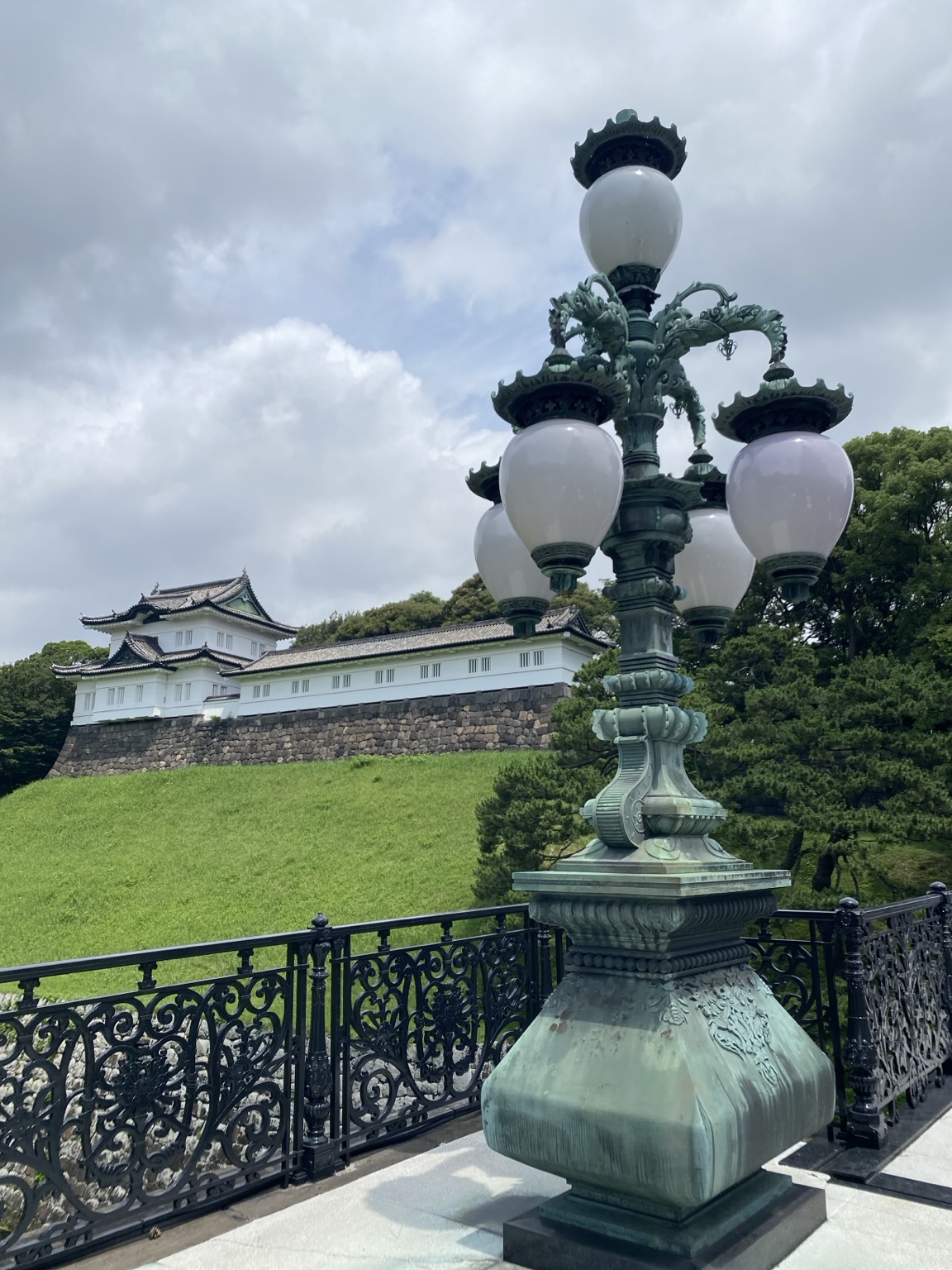 正門鉄橋付近から見た伏見櫓とすずらん燈