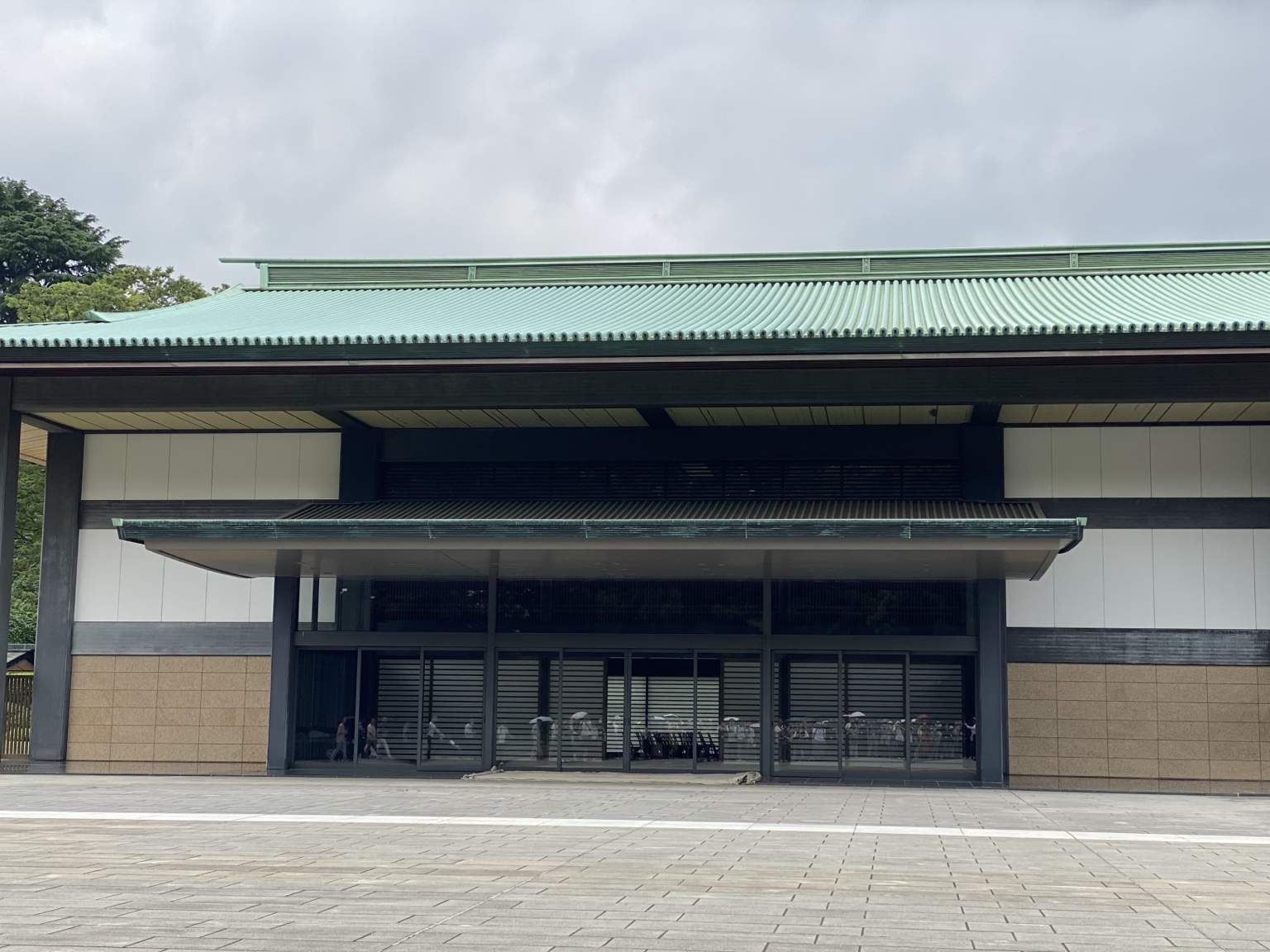 皇居宮殿の外観と広い東庭