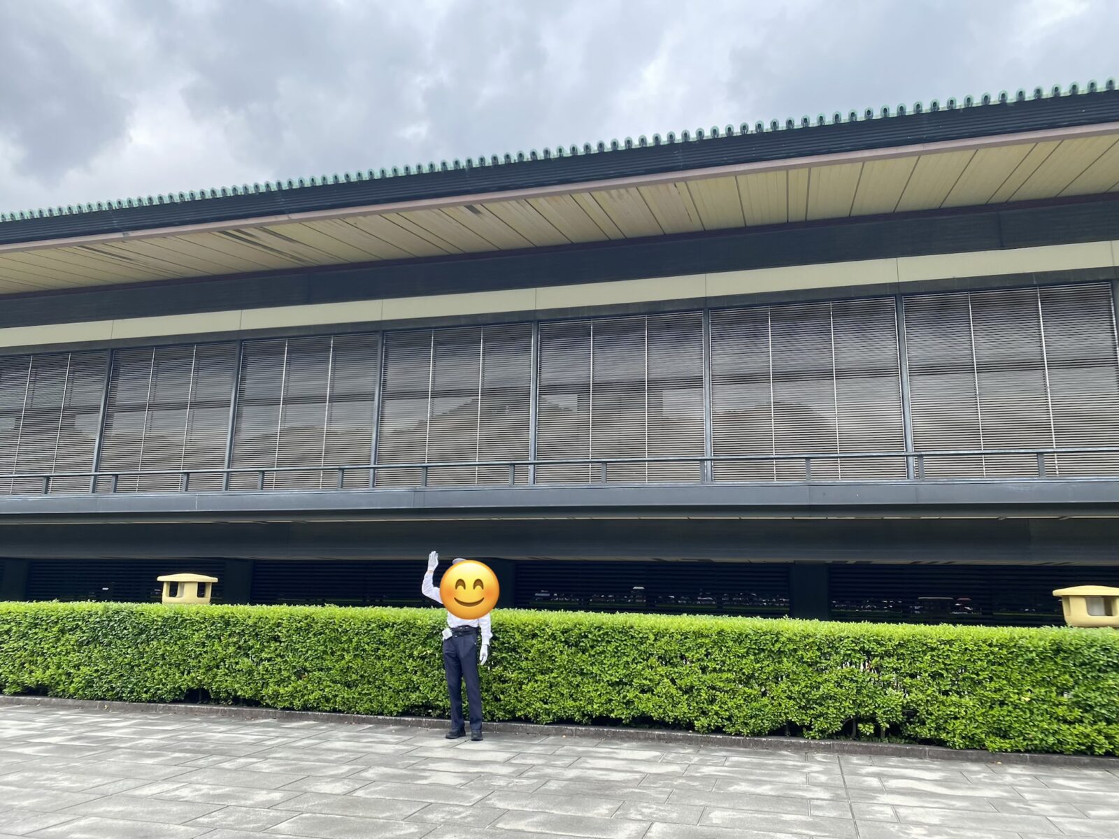 長和殿前で説明をする皇居一般参観の案内係