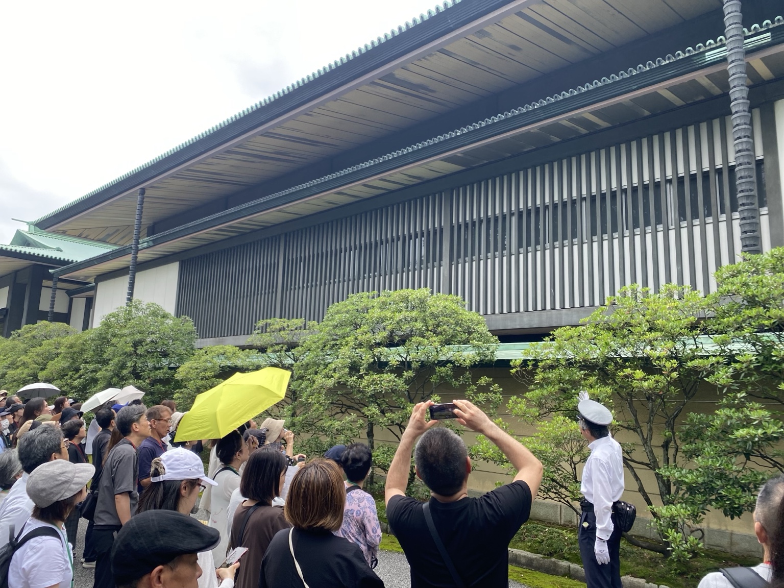 宮殿周辺で案内を聞く参観者たち