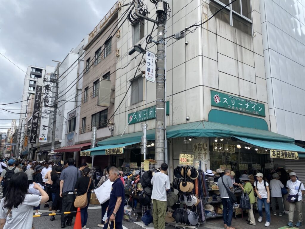 日本橋横山町馬喰町問屋街の店頭ワゴンセールと人通り