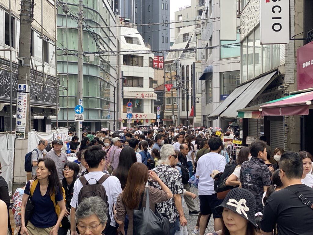 大江戸問屋祭りで人で混み合う日本橋横山町馬喰町の通り