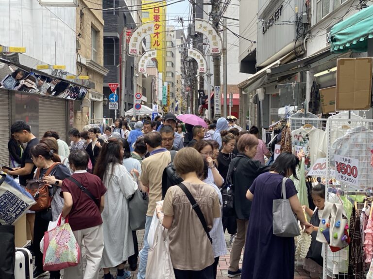 新道通りのアーチと大江戸問屋祭りのにぎわい