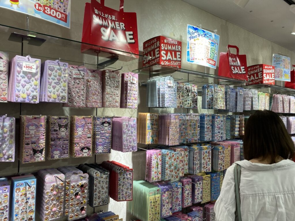 店内に並ぶボンボンドロップシール風の立体シールやキャラクターシール