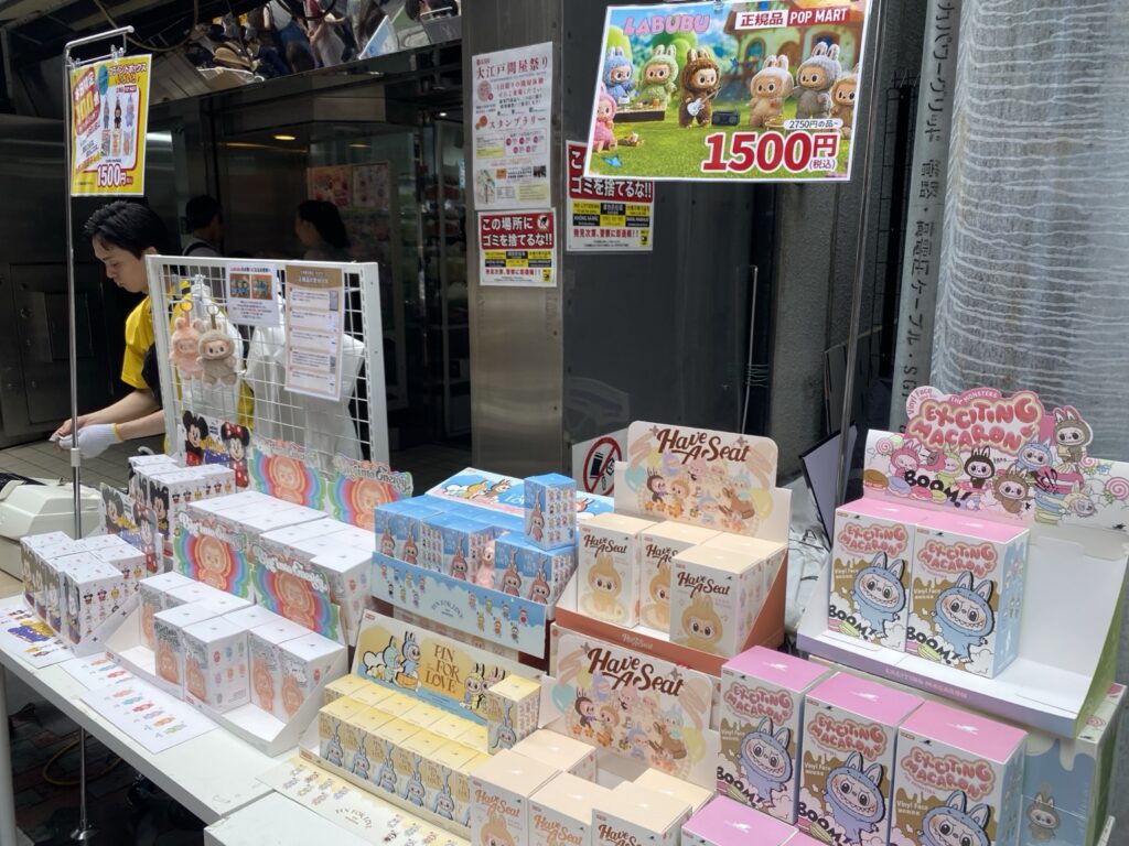 ラブブやディズニー関連商品が並ぶ大江戸問屋祭りの店頭ワゴン