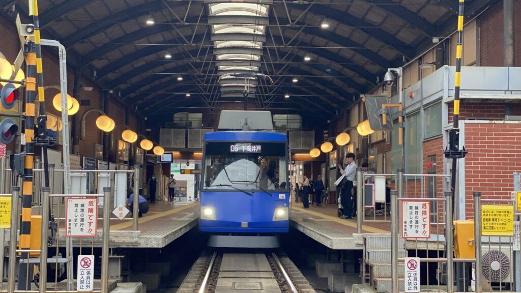 東急世田谷線三軒茶屋駅のホームに停車する青い車両