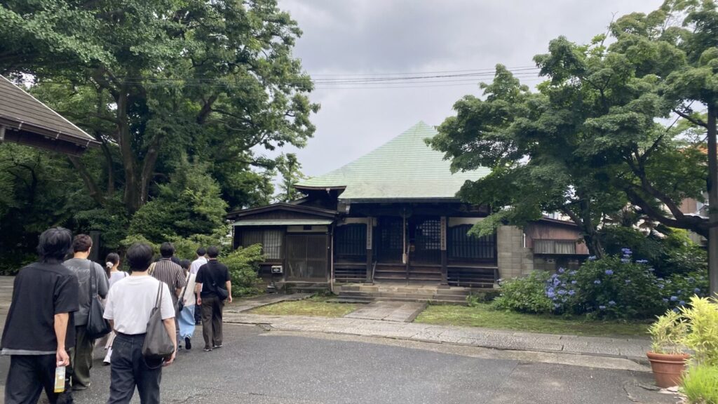 目青不動として知られる教学院の境内を歩く参加者