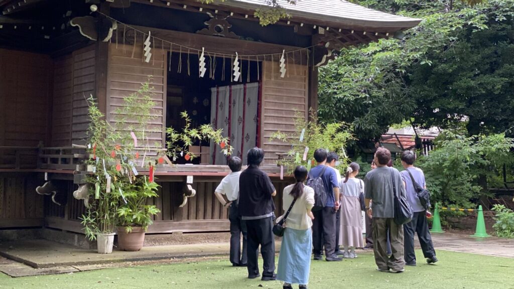 太子堂八幡神社の社殿前で解説を聞く参加者