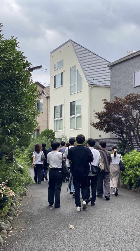 世田谷線沿線の緑に囲まれた道を歩く参加者