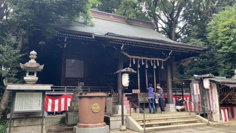 太子堂八幡神社の社殿と茅の輪、整えられた境内