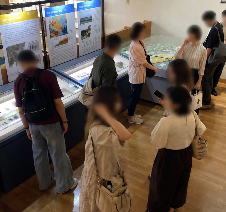 世田谷区立郷土資料館で日記や地形の展示を見学する参加者