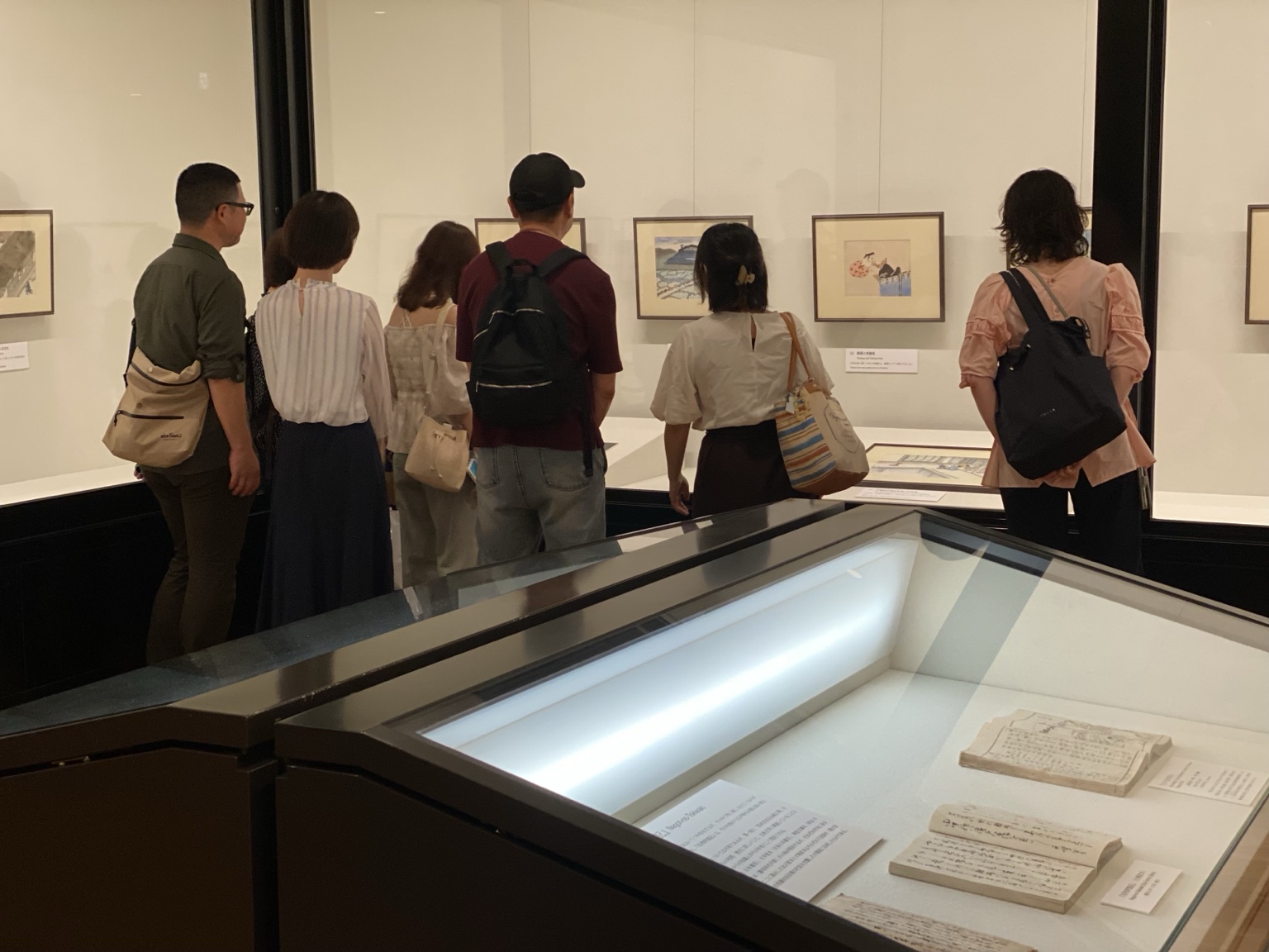 世田谷区立郷土資料館の展示室で資料を鑑賞する参加者