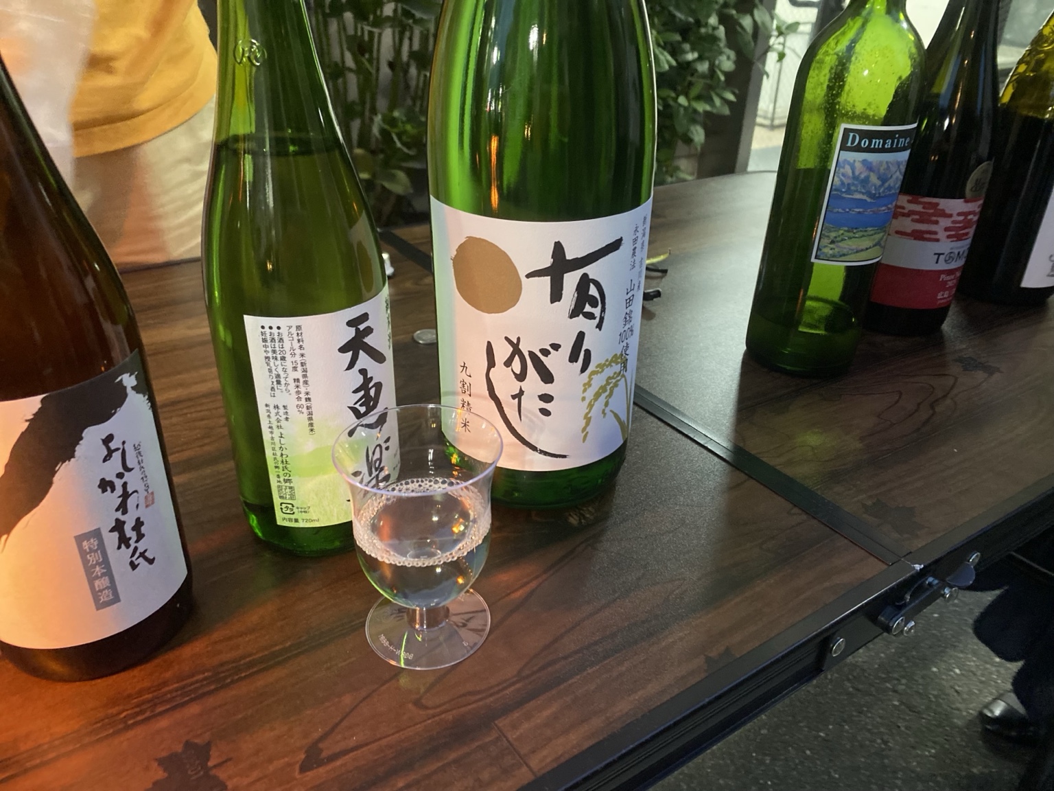 せたがやホタル祭り会場で提供されていた日本酒の瓶と試飲用カップ