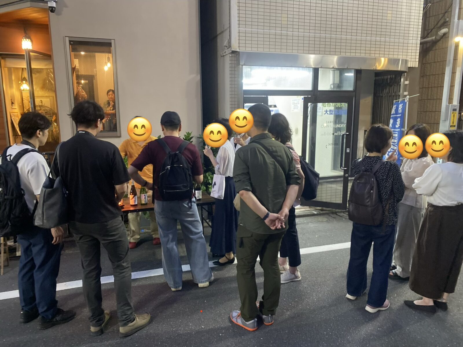 せたがやホタル祭り会場で日本酒を楽しむ参加者の様子