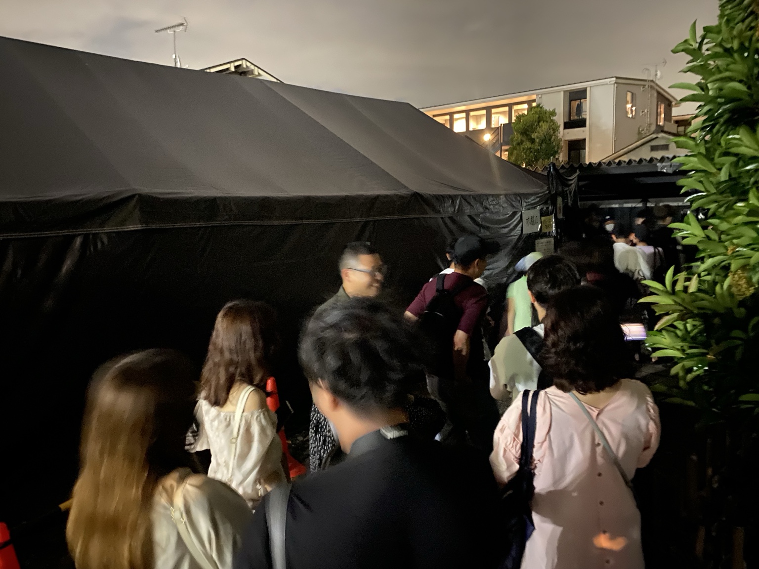 ホタル鑑賞テントへ向かう夜の会場と参加者の列