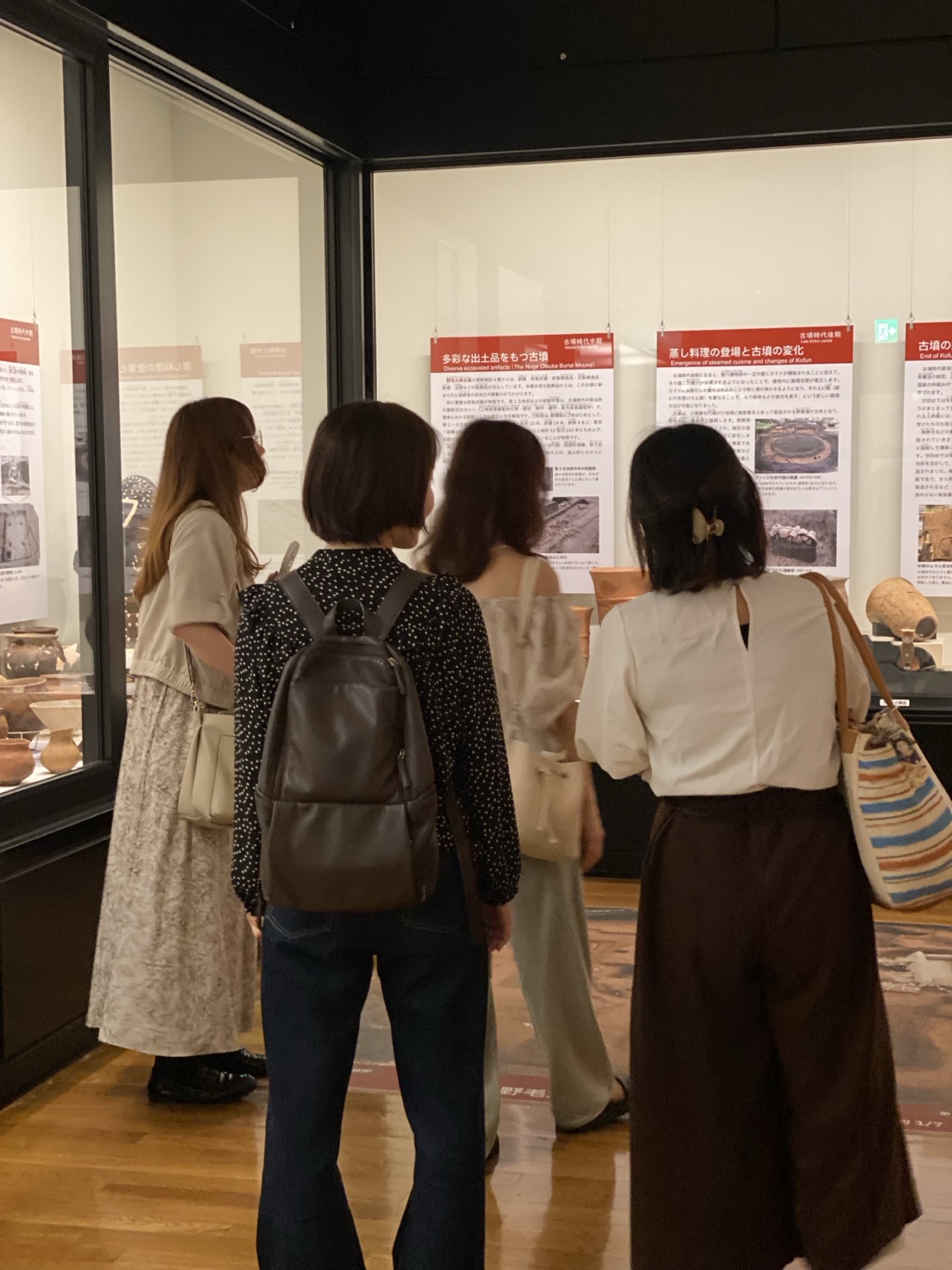 世田谷区立郷土資料館で世田谷の歴史展示を見る参加者