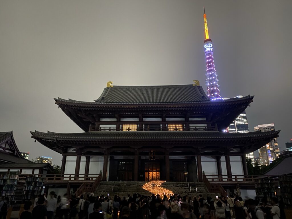 増上寺大殿前の和紙キャンドルと東京タワーの夜景