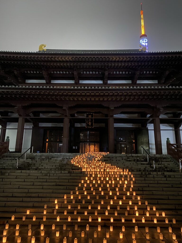 増上寺大殿前の階段に並ぶ和紙キャンドル