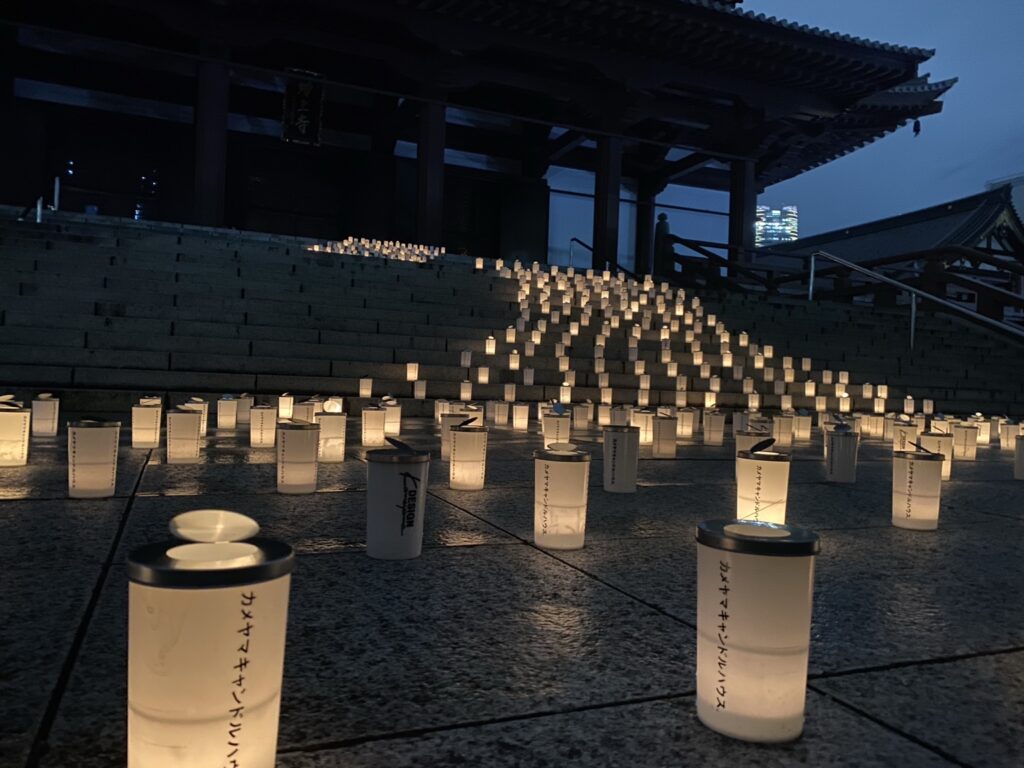 増上寺の和紙キャンドルを低い位置から撮影した様子