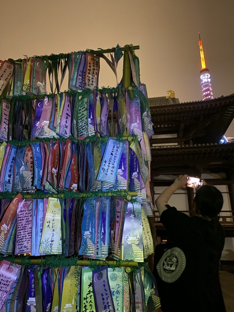 増上寺七夕祭りの短冊飾りと東京タワー