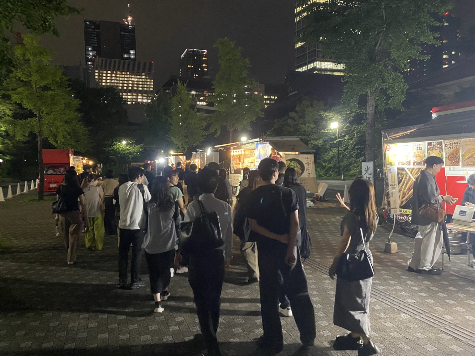 増上寺七夕祭りのキッチンカー前を歩く参加者