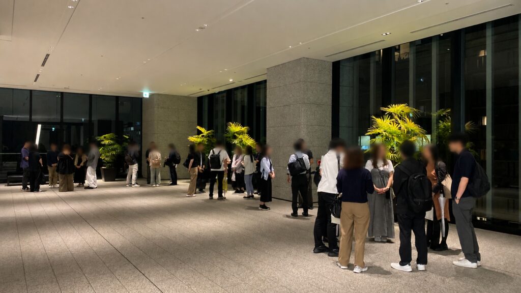 増上寺七夕祭りの集合場所でグループごとに自己紹介する参加者