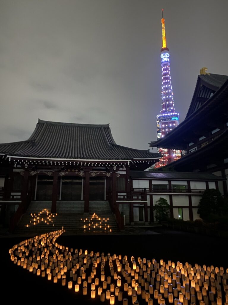 光摂殿前の和紙キャンドルと東京タワー