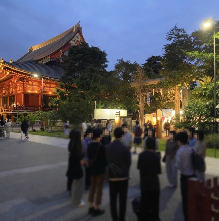 夕暮れの浅草神社境内に集まる夏詣参加者と社殿