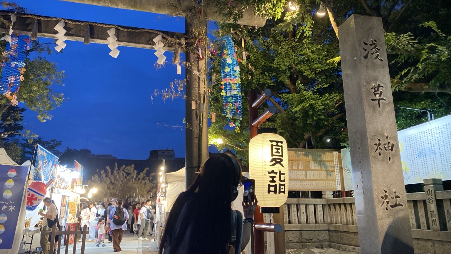 浅草神社の鳥居と夏詣の提灯、境内の出店
