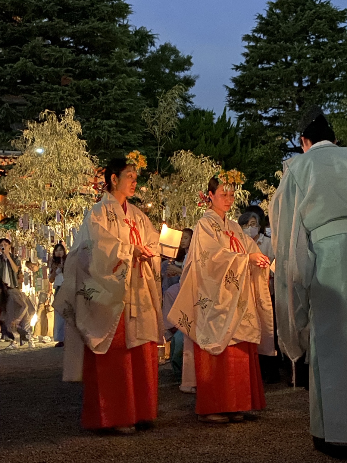 浅草神社夏詣で巫女が忌火を持つ慰霊線香花火の神事