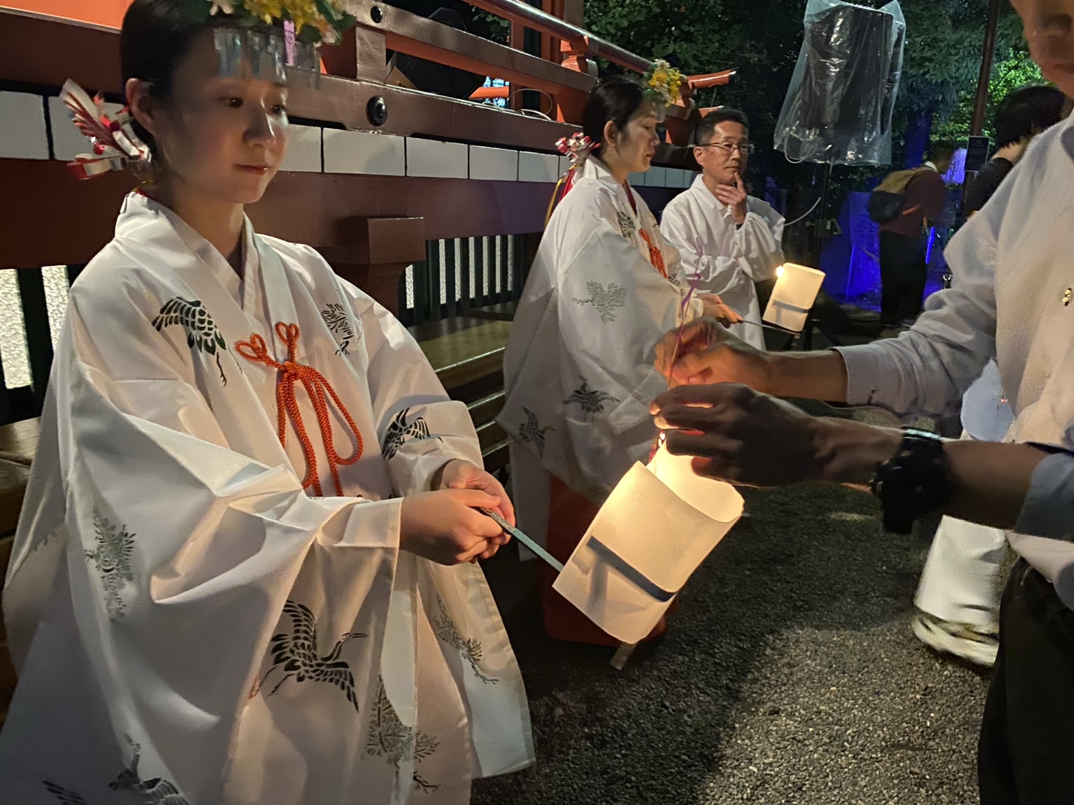 浅草神社夏詣で巫女から線香花火に火をいただく様子
