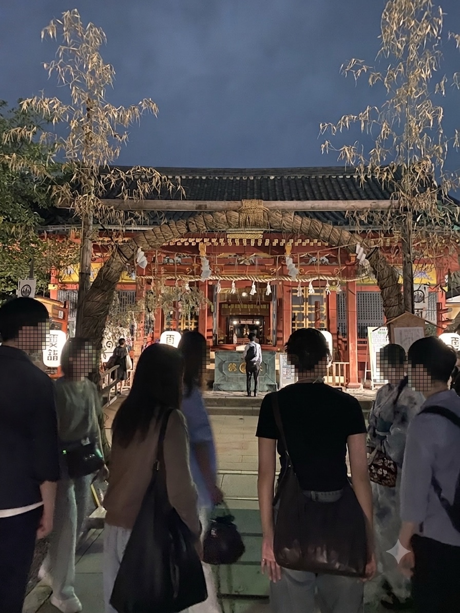 浅草神社の茅の輪と社殿、夏詣の参拝者