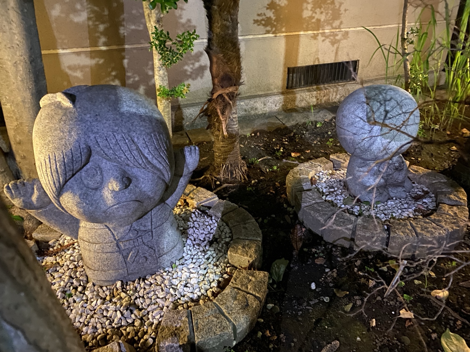 浅草寺境内周辺にあるゲゲゲの鬼太郎と目玉おやじの石像