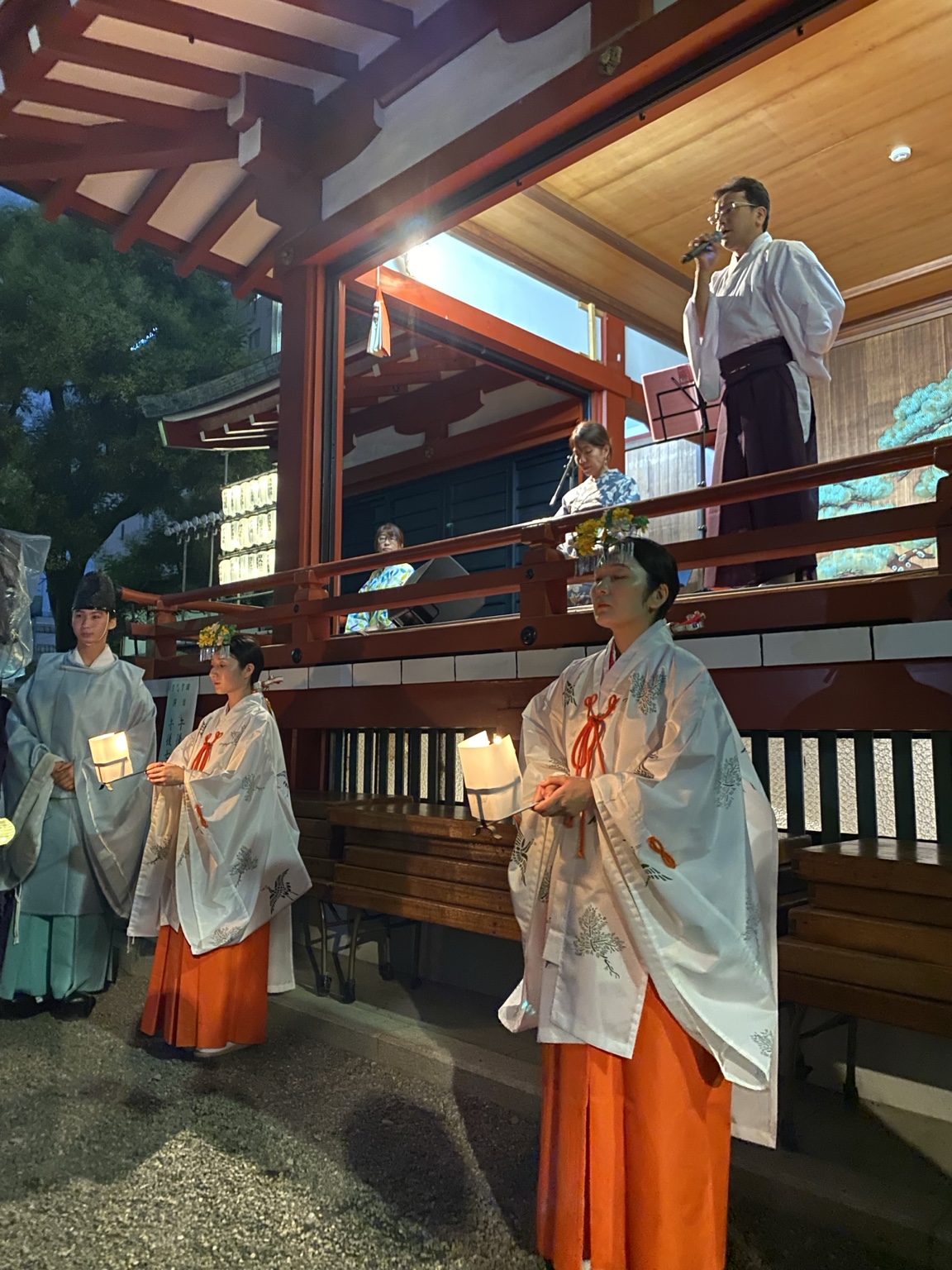 浅草神社夏詣で宮司の挨拶を聞く巫女と参列者
