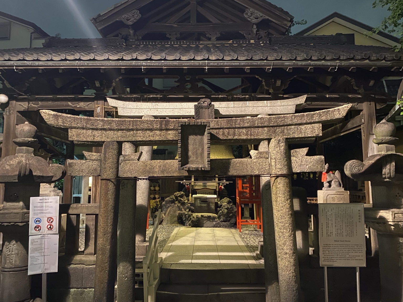 浅草神社末社の被官稲荷神社の鳥居と社殿