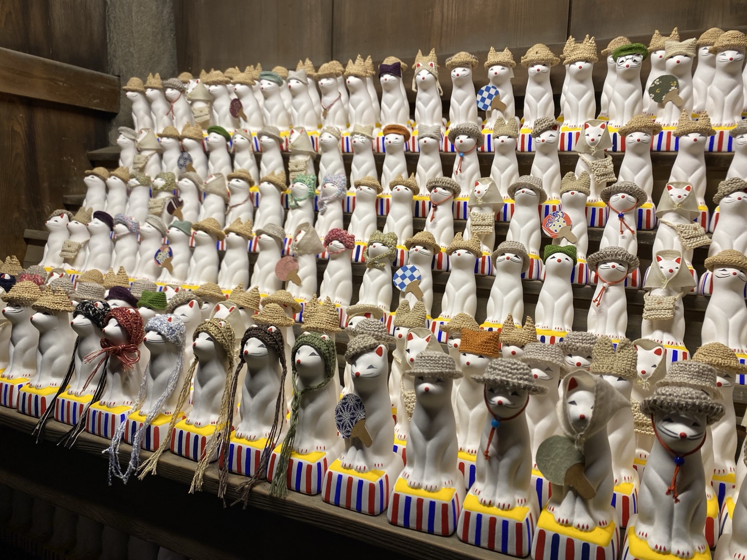 被官稲荷神社に並ぶ狐の授与品