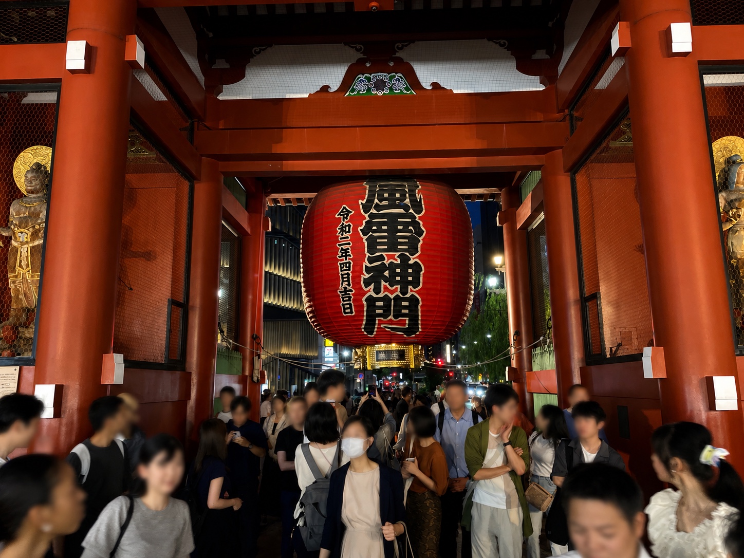 夜の雷門に集合したほおずき市と浅草ゆる歴史散歩の参加者