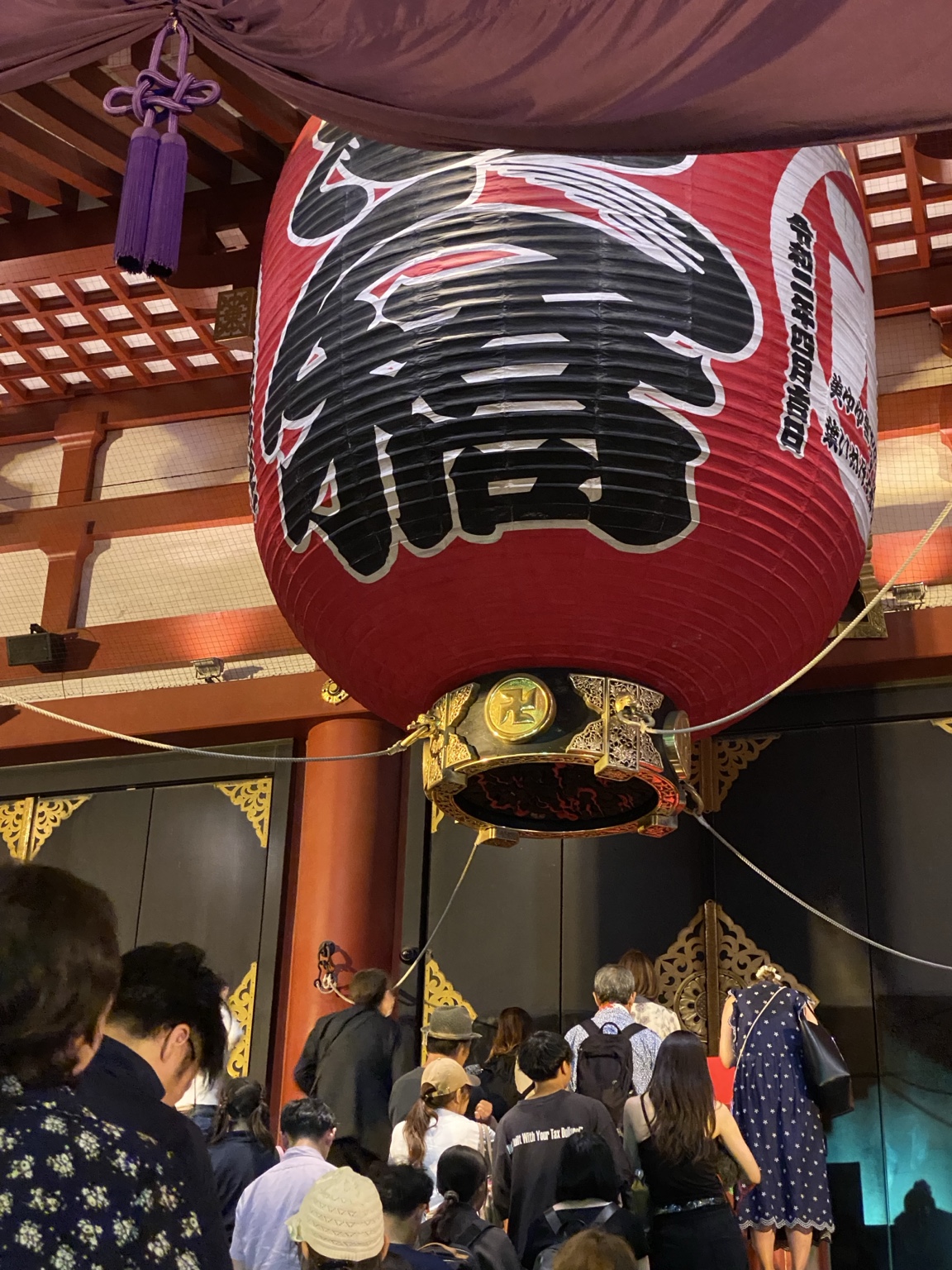 浅草寺本堂の志ん橋大提灯を見上げる参拝者