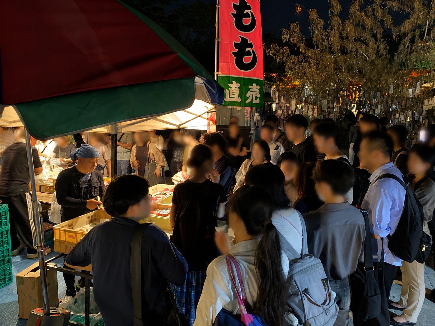 浅草神社前でももを買う参加者たち