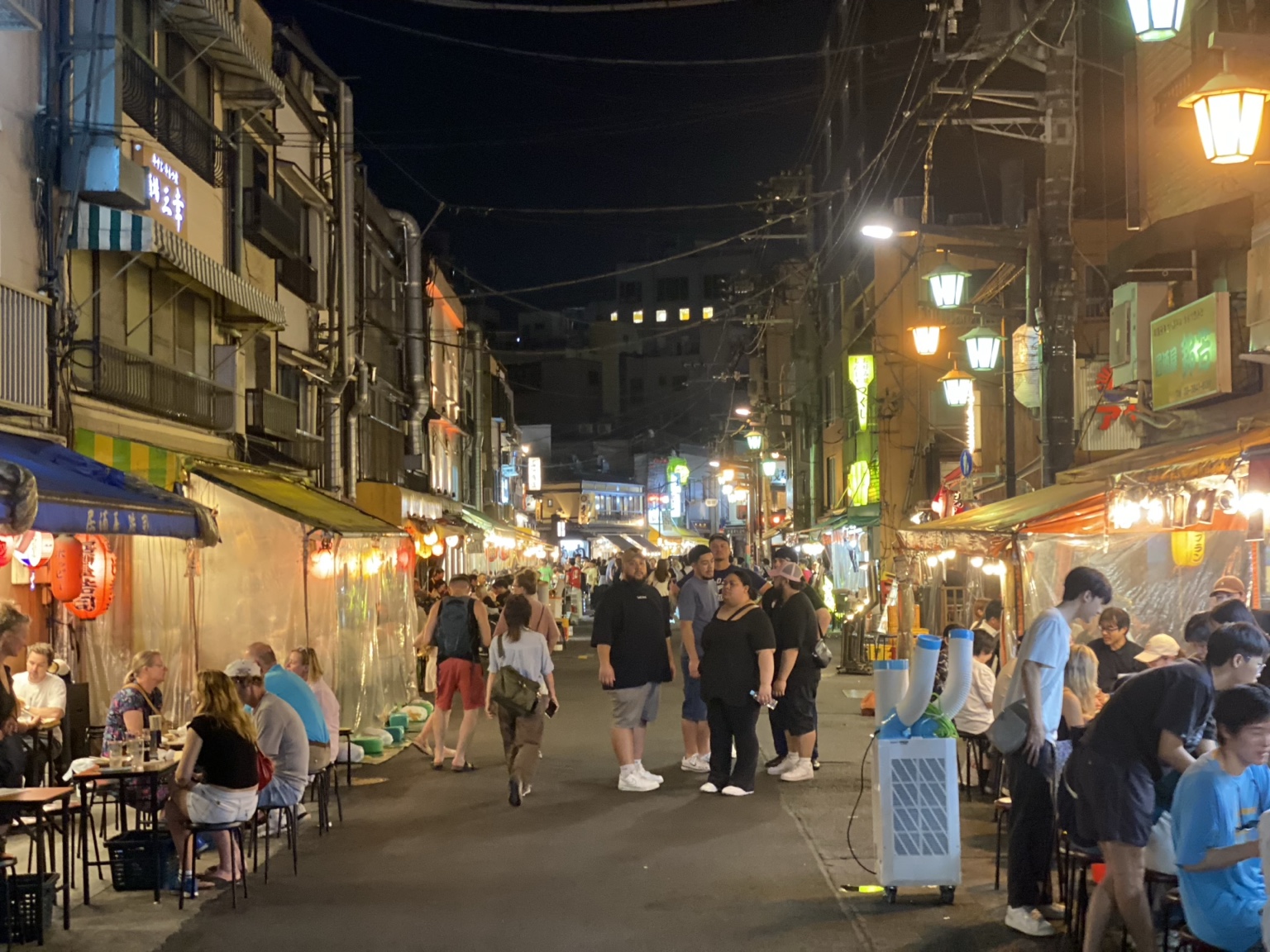 夜の浅草ホッピー通りに並ぶ飲食店と人通り
