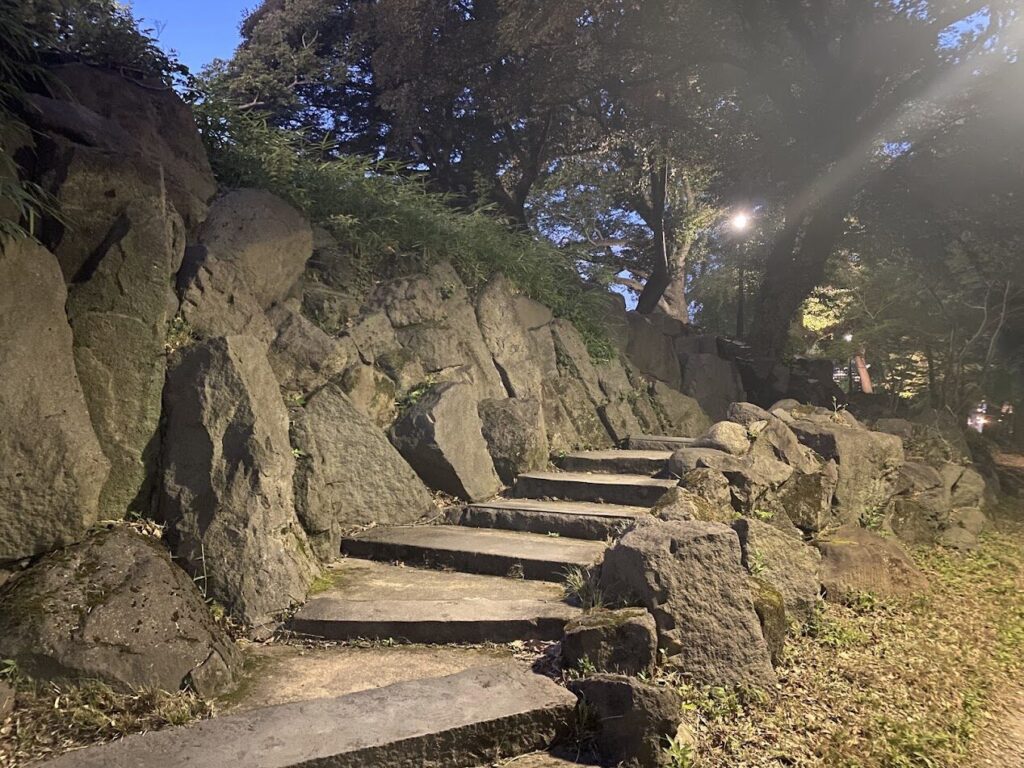 日比谷見附の石垣上へ続く階段