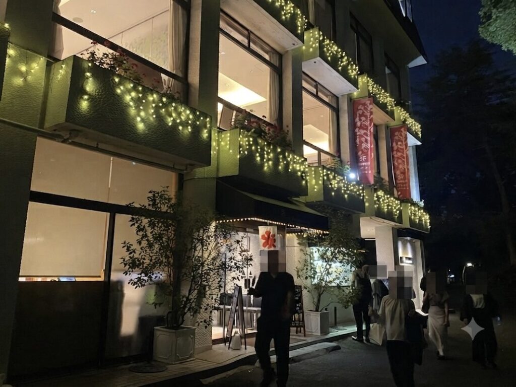 夜の照明が灯る日比谷松本楼の外観