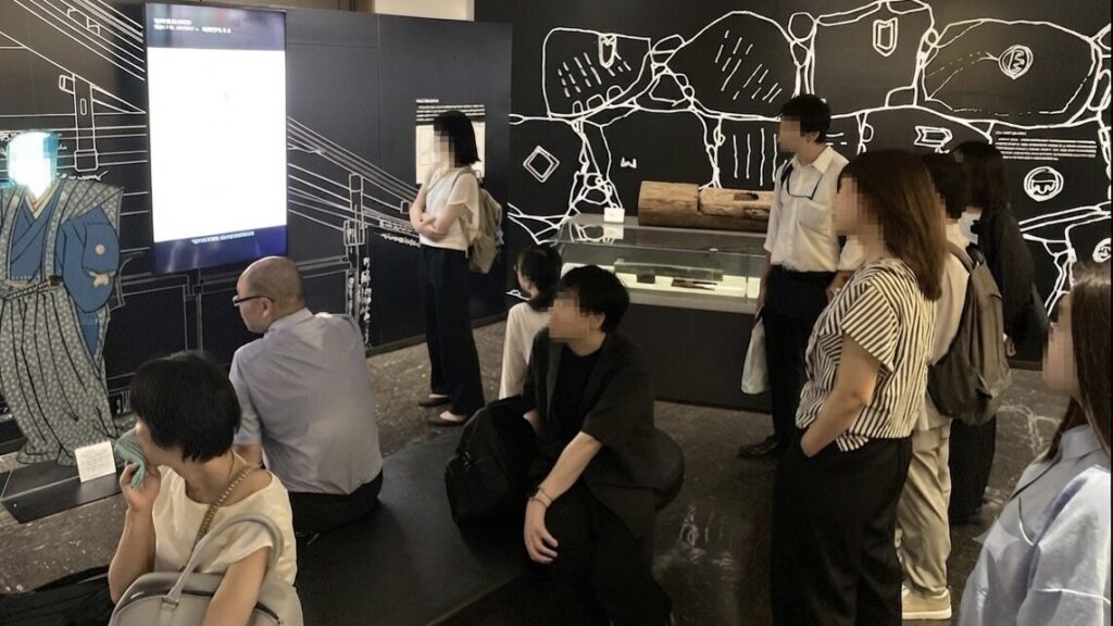 日比谷図書文化館の常設展示室で千代田区の歴史展示を鑑賞する参加者