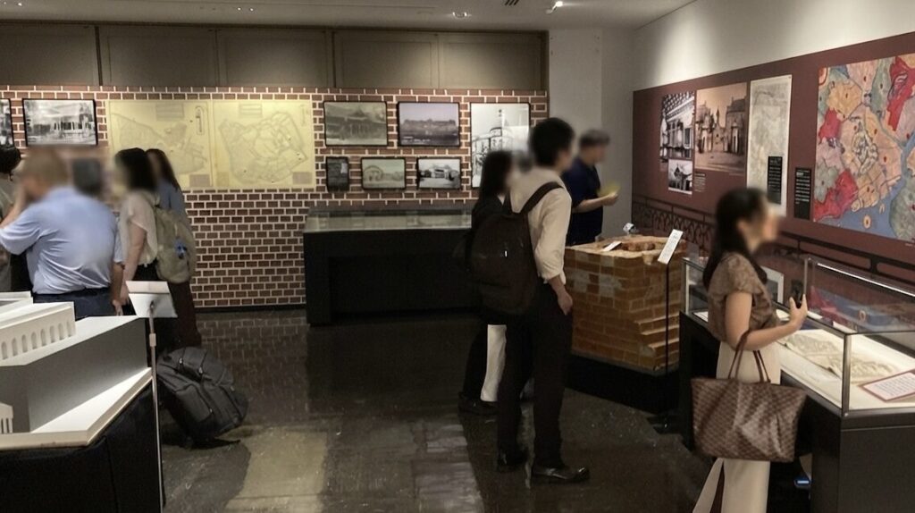 日比谷図書文化館の常設展示室で展示資料を見学する参加者