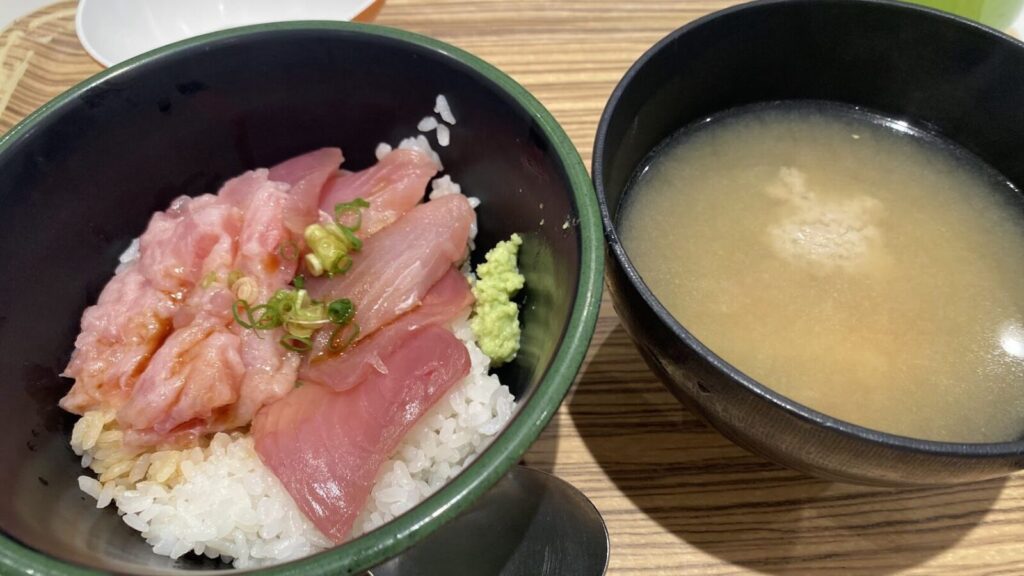 農林水産省「あふ食堂」で味わった海鮮丼と味噌汁
