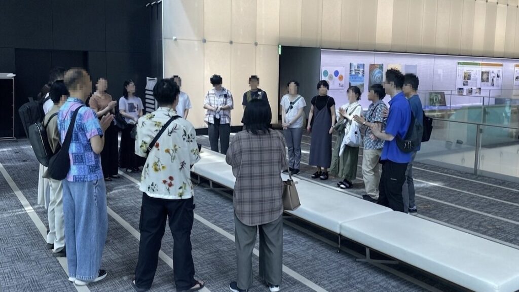 読売新聞東京本社の見学前に集合し自己紹介する参加者