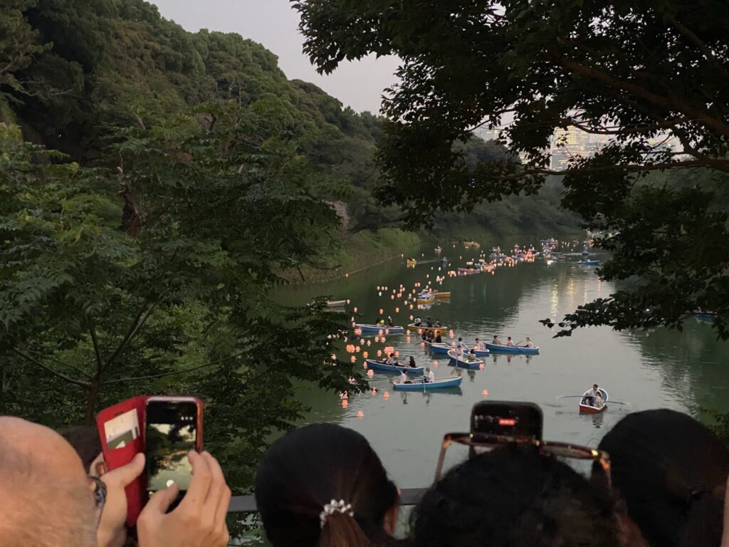多くの来場者で混雑する九段坂公園と千鳥ヶ淵